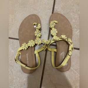 Andiamo women’s yellow flower sandal